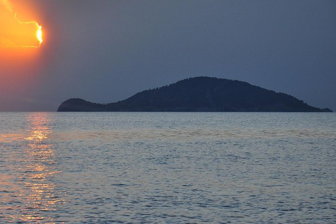 3 hours Neos Marmaras: Day or Sunset Sailing Tour Coves & Islands - Day sailing or sunset sailing?