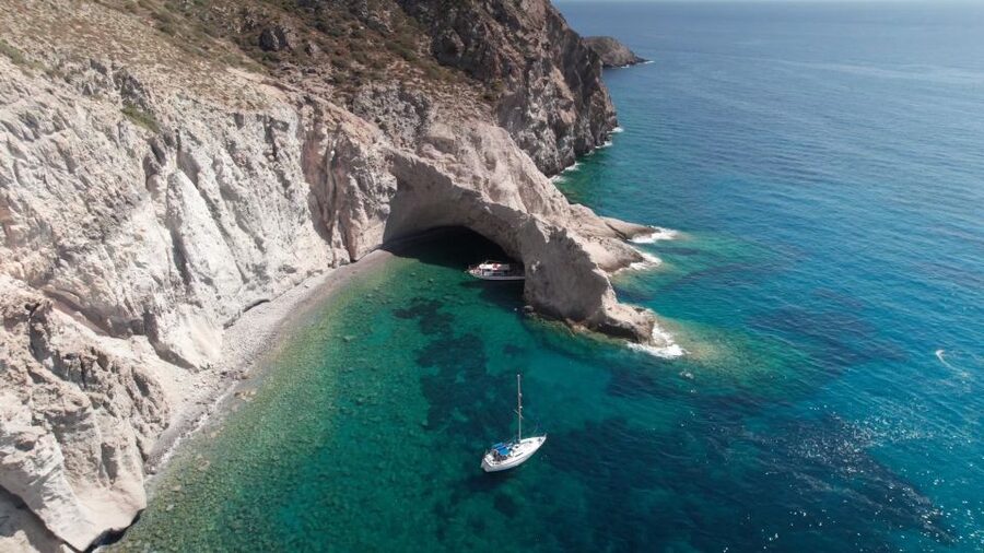 Antiparos: Private Sailing Cruise with Swim Stops and Lunch - Despotiko lunch: the heart of the day