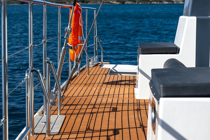 Comfort Max Catamaran Caldera Cruise with BBQ and Drinks - Comfort, space, and the group-size question