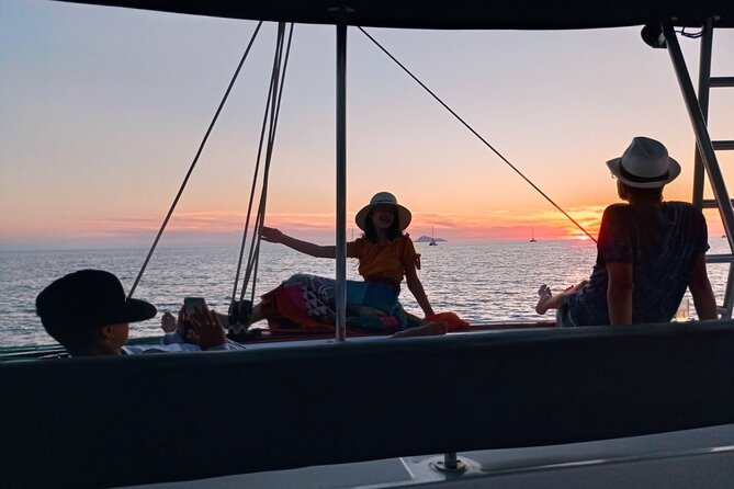 Half-Day Exclusive Catamaran Cruise in Santorini with Meal and Open Bar - The return route and the sunset question
