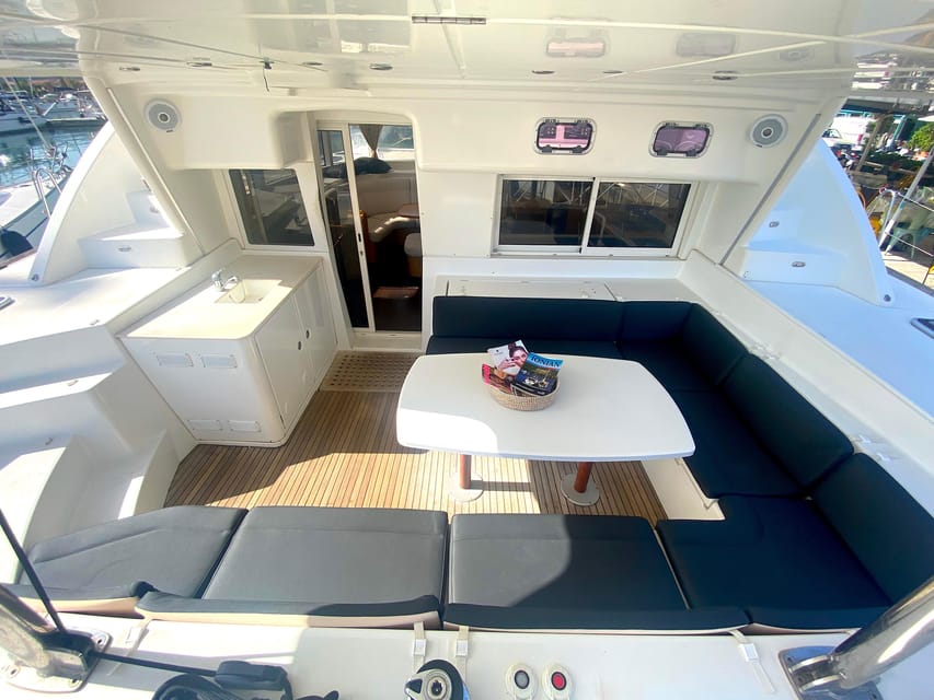 Heraklion: Catamaran Sailing to Dia island - Lunch, Snacks, and Drinks on Deck