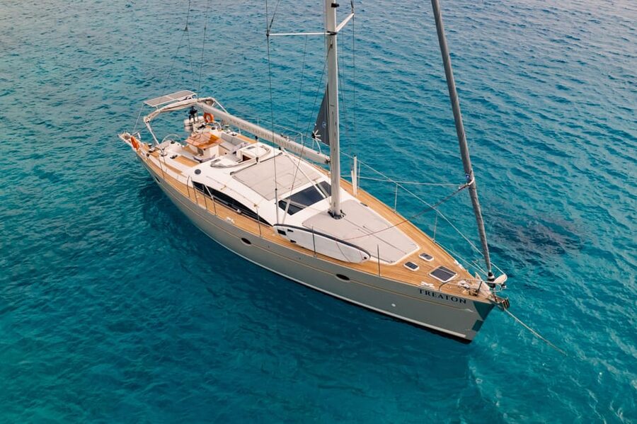 Heraklion: Dia Island Luxury Sailing Trip with Meal & Drinks - Arriving Beside Protected Dia Island