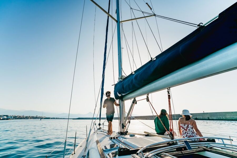 Heraklion: Sailboat Cruise to Dia Island with Drinks & Lunch - What the crew does well