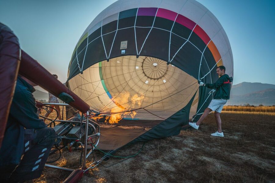 Heraklion: Sunrise Balloon Flight & Sunset Catamaran Cruise - Greek breakfast after the flight