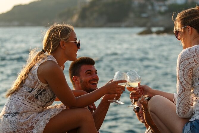 Luxury Catamaran Cruise, Dia Island –Open Bar & Lunch -Top Rated! - What the group size and timing mean