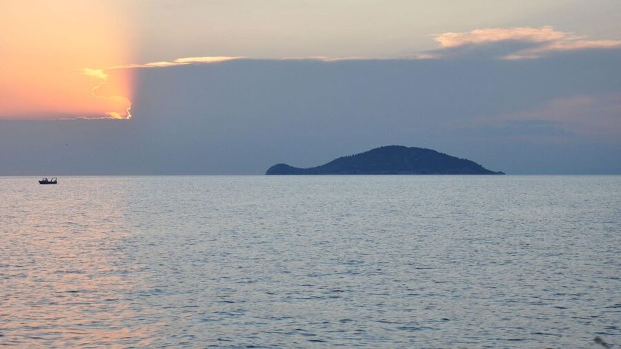 Neos Marmaras: Sunset West Sithonia Islets Sailboat Tour - Who will enjoy this cruise most?