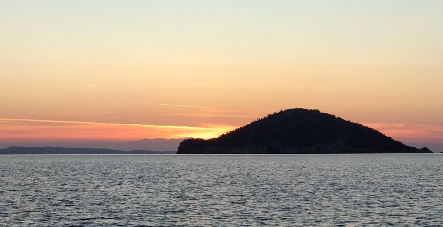 Neos Marmaras: Sunset West Sithonia Islets Sailboat Tour - Practical details for a smoother evening