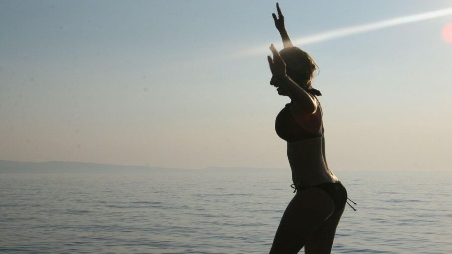 Neos Marmaras: Sunset West Sithonia Islets Sailboat Tour - The run toward Kelyfos Island