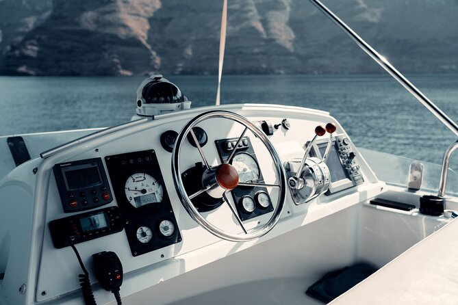Private Caldera Cruise with Power Catamaran ENJOY incl. Meal & Drinks - Red Beach and the changing volcanic coast