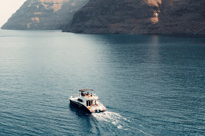 Private Caldera Cruise with Power Catamaran ENJOY incl. Meal & Drinks - A Greek lunch or dinner cooked on board