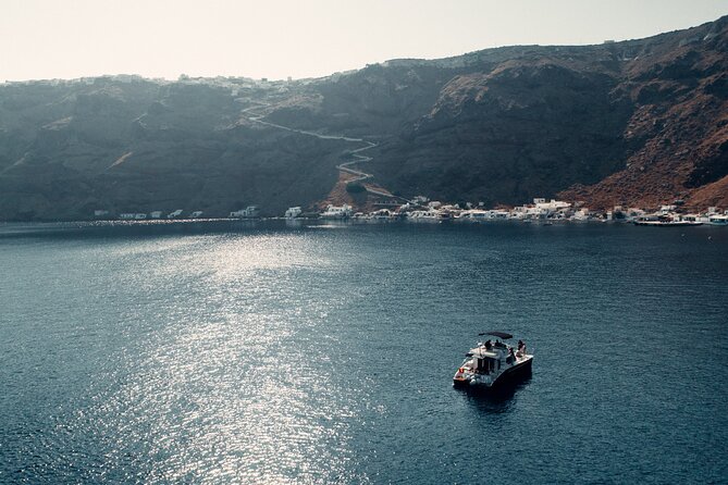 Private Caldera Cruise with Power Catamaran ENJOY incl. Meal & Drinks - The crew and the feel of a private boat