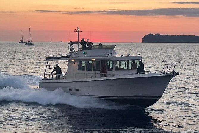 Private Full-Day Motor Yacht Cruise with Meal, Open Bar+Transfers - Red Beach and White Beach: Two Different Volcanic Shores