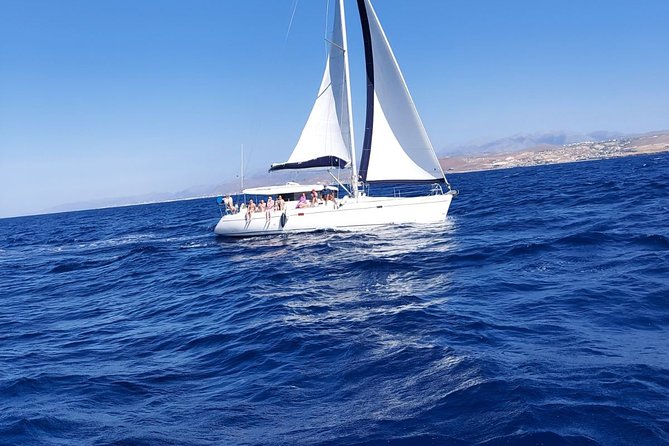 Sailing day to Dia island - What the small group changes