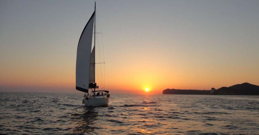 Santorini Caldera: Sunset Sailing Cruise with Meal - From your hotel to Vlychada Marina