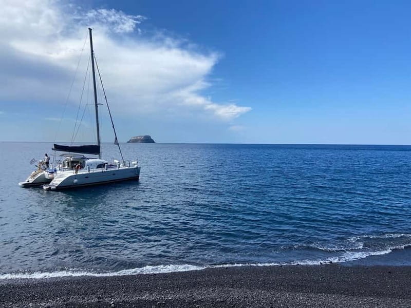 Santorini: Catamaran Cruise with Food and Drinks - Starting at Vlychada Port