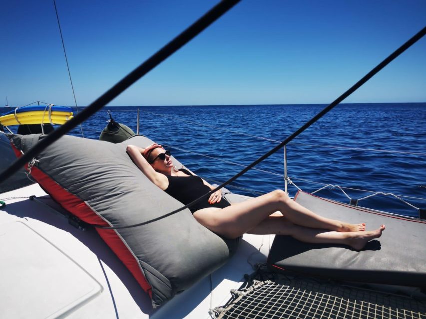 Santorini:Catamaran: private cruise with food & drinks - Starting at Vlychada Marina