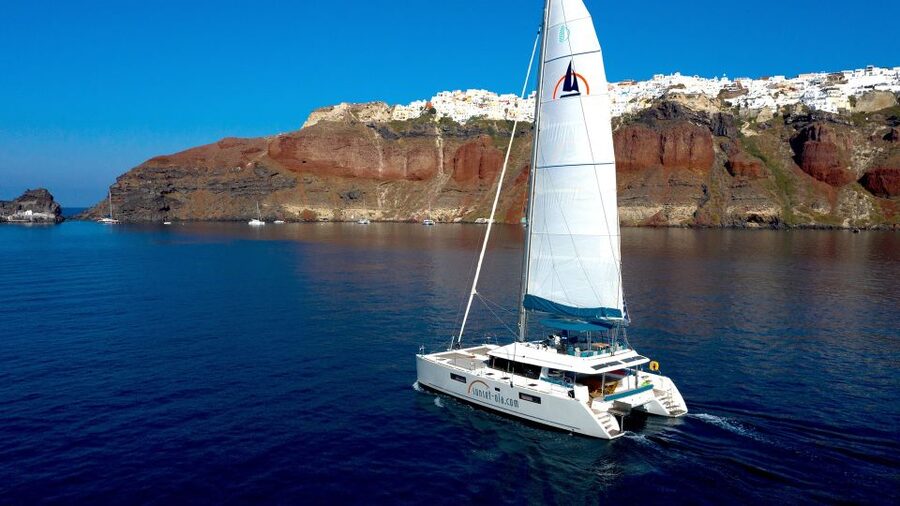 Santorini: Luxurious Catamaran Cruise with Meal & Open Bar - The return to Amoudi Bay