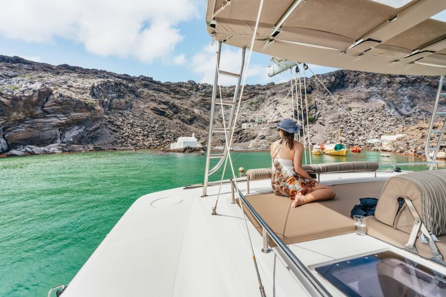Santorini: Luxury Catamaran Day Trip with Meal and Open Bar - The volcanic hot springs and two Kameni islands