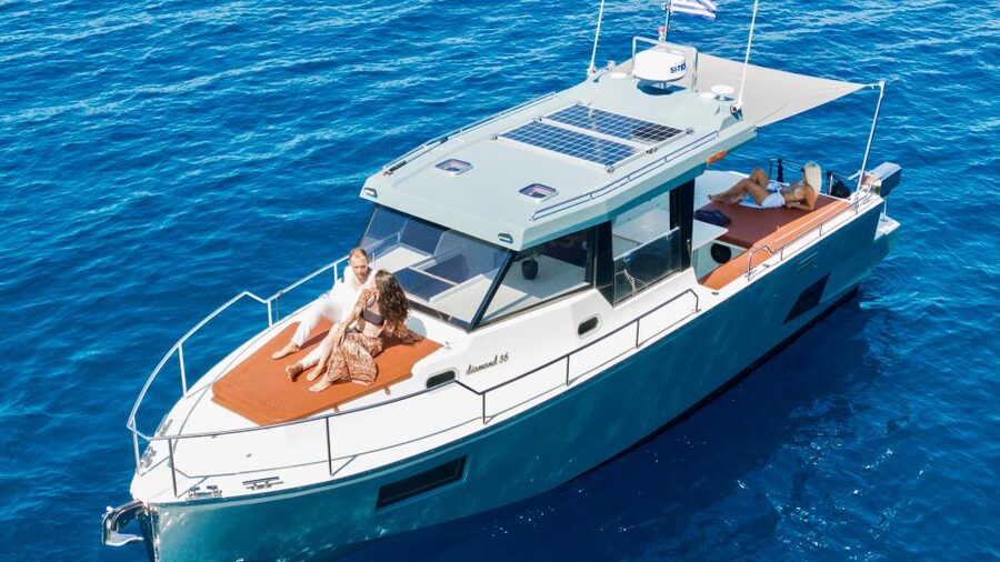 Santorini: Private Diamond 36 Motor Yacht Caldera Cruise - Why a private boat makes sense in Santorini