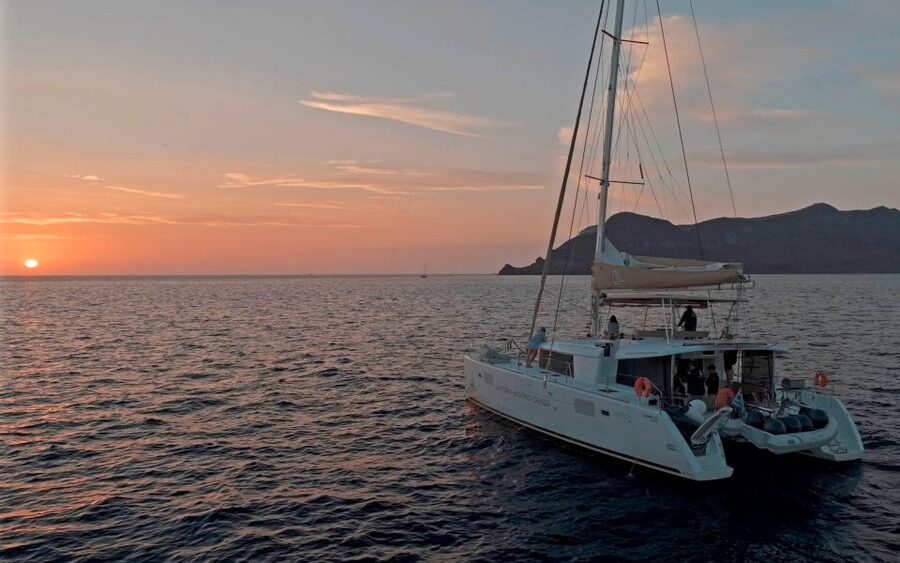 Santorini: Sunset Sailing Cruise, with Dinner and Drinks - White Beach, Indian Rocks, and Akrotiri Lighthouse
